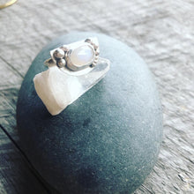Load image into Gallery viewer, Moonstone Dew Drops Ring